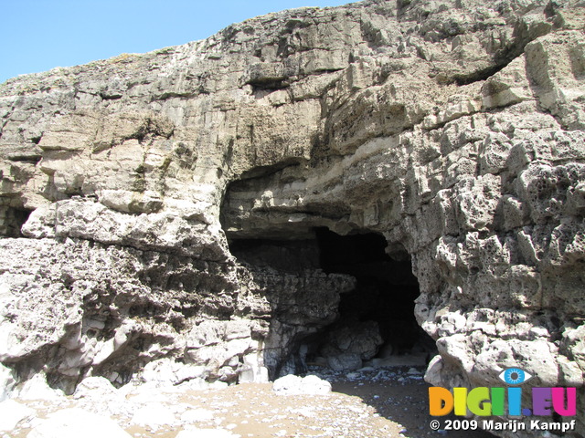 SX05812 Small cave underneath cliffs